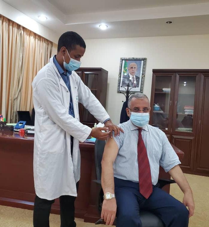 رئيس المنطقة الحرة بنواذيبو يأخذ اول جرعة من لقاح ضد فيروس كورونا