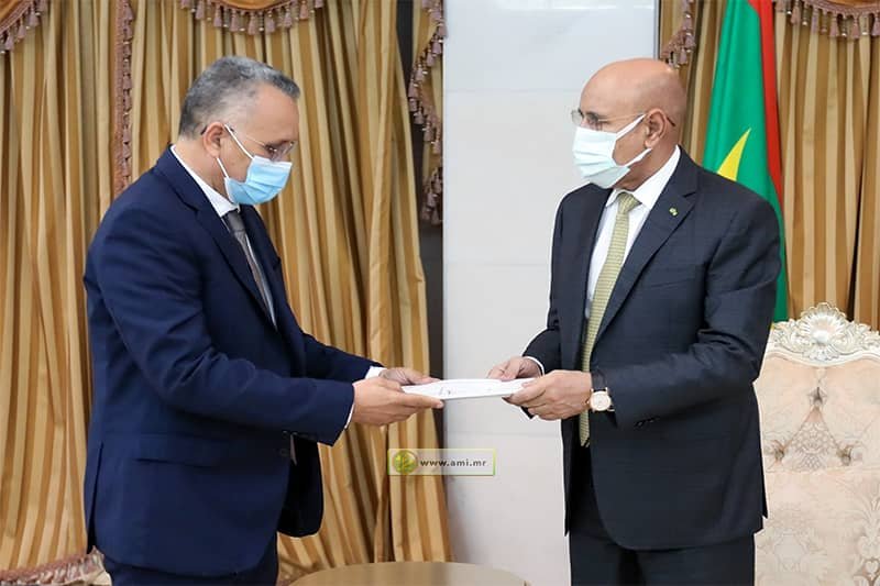 رئيس اللجنة الوطنية لحقوق الإنسان يسلم تقريرها السنوي لرئيس الجمهورية