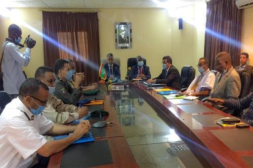 والى ولاية نواذيبو يجتمع بالفاعلين من أجل نجاح الخطة الأمنية الجديدة