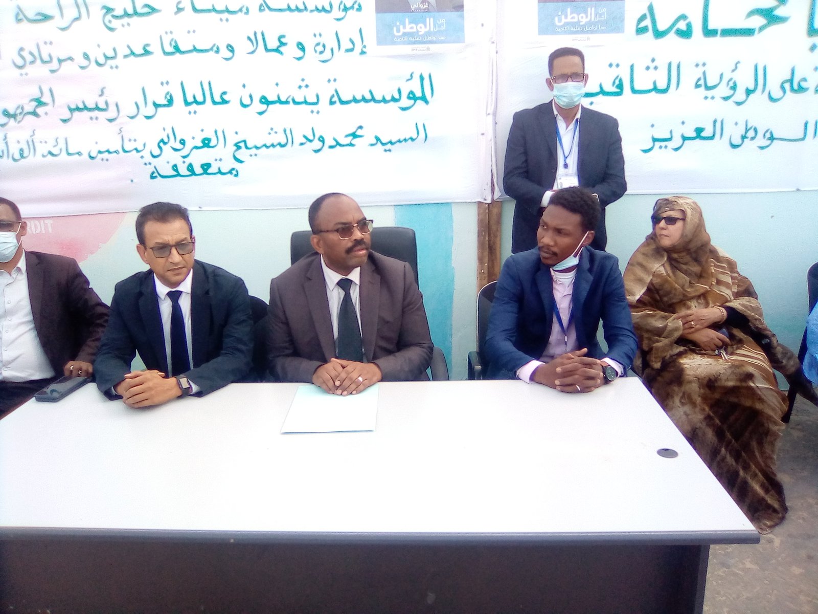 مؤسسة ميناء خليج الراحة ورابطة متقاعدي ميناء الصيد التقليدي ينظمون مبادرة تأييد لأستفادة 100 ألف اسرة من التأمين الصحي