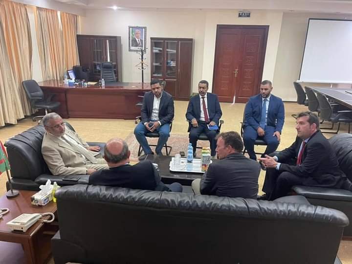 رئيس سلطة منطقة انواذيبو الحرة يتباحث مع وفد من شركة بوليدا العالمية حول مشروع ميناء مياه الأعماق بانواذيبو