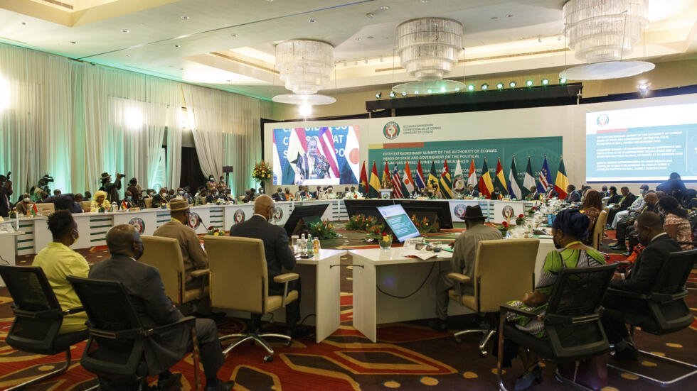 مجموعة”ايكواس” تلمح بإستخدام القوة العسكرية إذا متراجع انقلابيو النيجر وسلموا السلطة للرئيس المنتخب بازوم