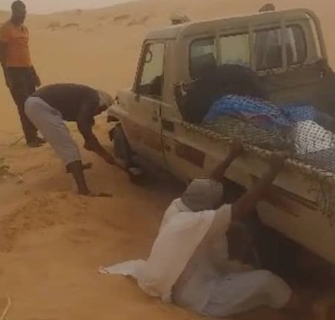 فرقة الدرك الخاصة بالتعدين نتقذ حياة مواطنين تقطعت بهم السبل في صحراء تيجيريت بعد تعطل سيارتهم