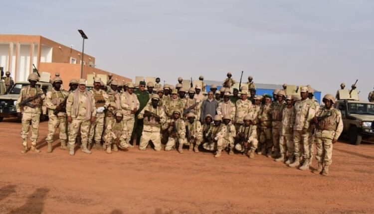 وزير الدفاع الوطني رفقة وفد عسكري رسمي يؤدي زيارة تفقدية للجنود المرابطين على الحدود الشرقية للبلاد