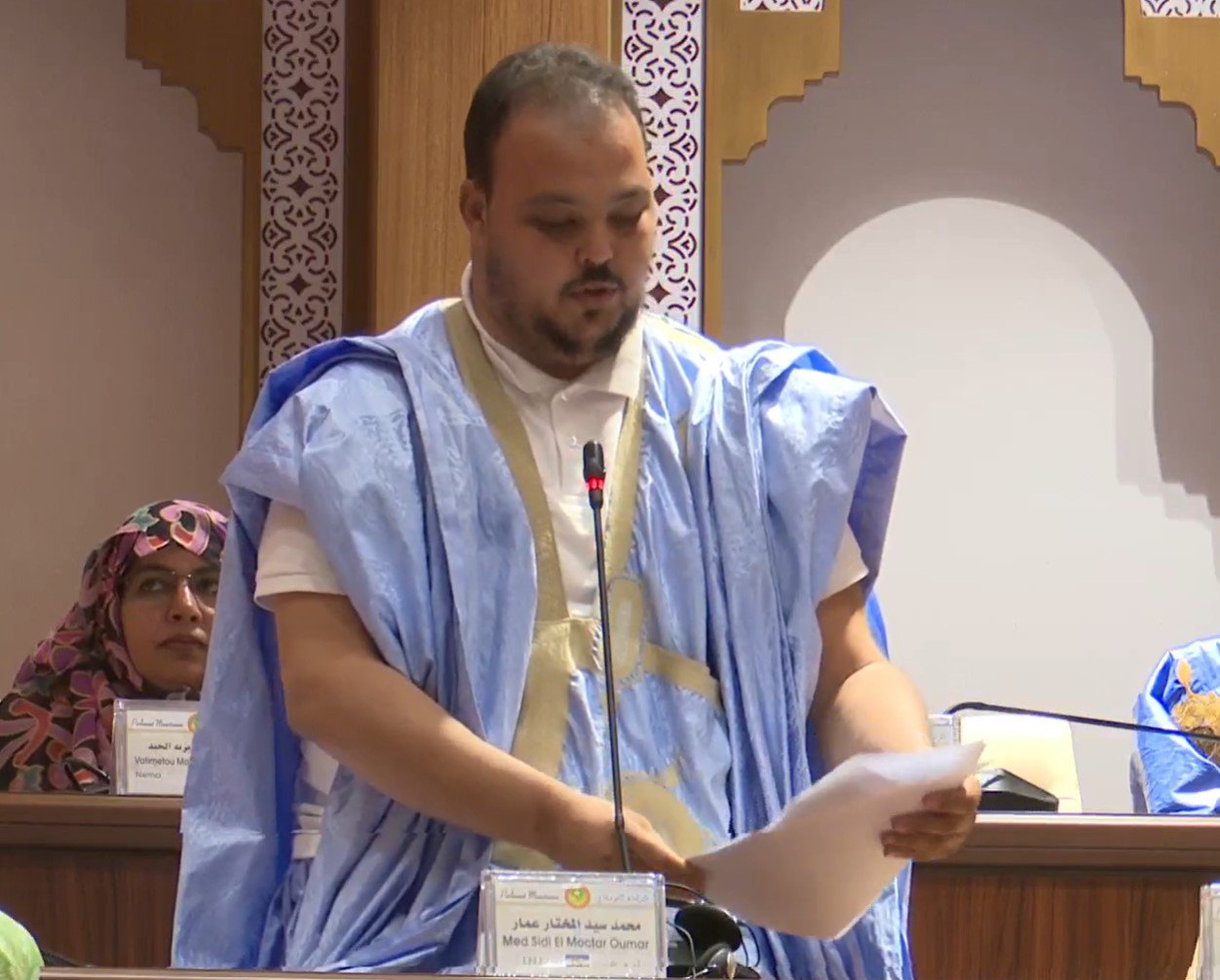 برلماني موريتاني يحتج على تهميش الشباب في ميزانية 2024