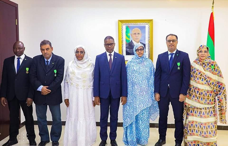 الوزير الأول يوشح عدد من عدد من الموظفين في قطاع وزارته