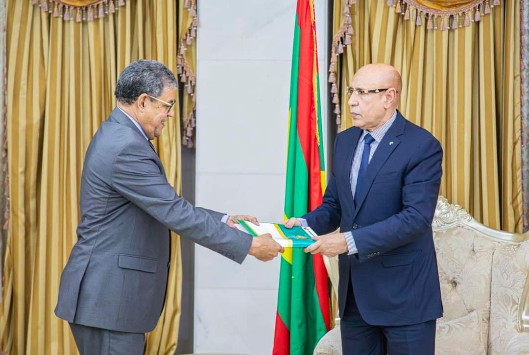 ولد الغزواني يتسلم التقرير السنوي الاول للمجلس  الاعلى للتهذيب