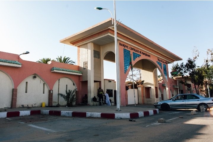 البنك المركزي الموريتاني يحدد سقفا للتحويلات المالية عبر التطبيقات البنكية المعمول بها في البلاد