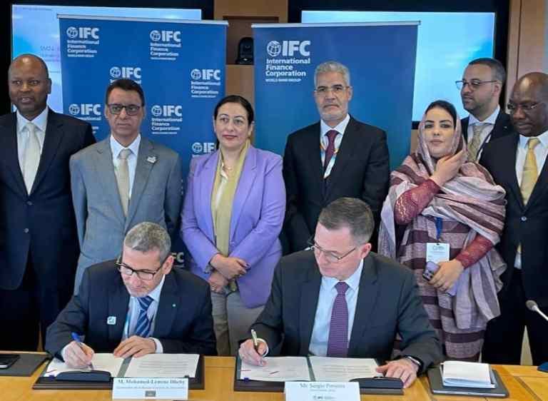 محافظ البنك المركزي الموريتاني يوقع اتفاقية تعاون مع رئيس مؤسسة التمويل الدولية بواشنطن