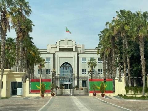 مصادر: الحكومة تعيّن مسؤولاً متهماً بالتحايل والتزوير في إحدى القطاعات الرسمية