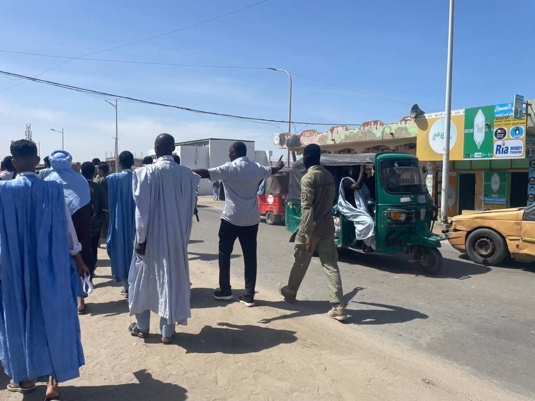 الشرطة تفكك بالقوة اعتصام تجار سوق السبخة أمام مقر البلدية