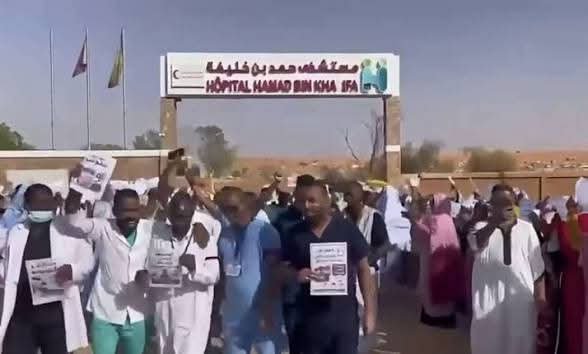 شرطة بوتلميت تفرق احتجاجاً على تدهور خدمات المستشفى