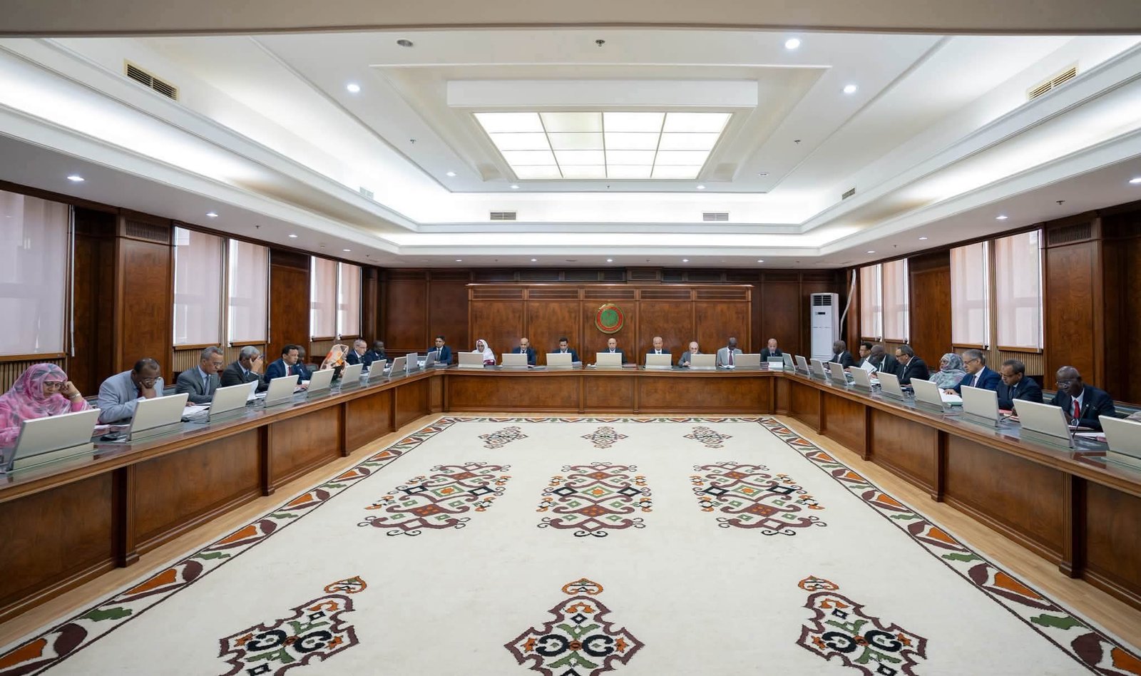 الحكومة الموريتانية في اول اجتماع لها بعد انقضاء إجازتها السنوية تتجه لتقييد استخدام القاصرين لمنصات التواصل الاجتماعي